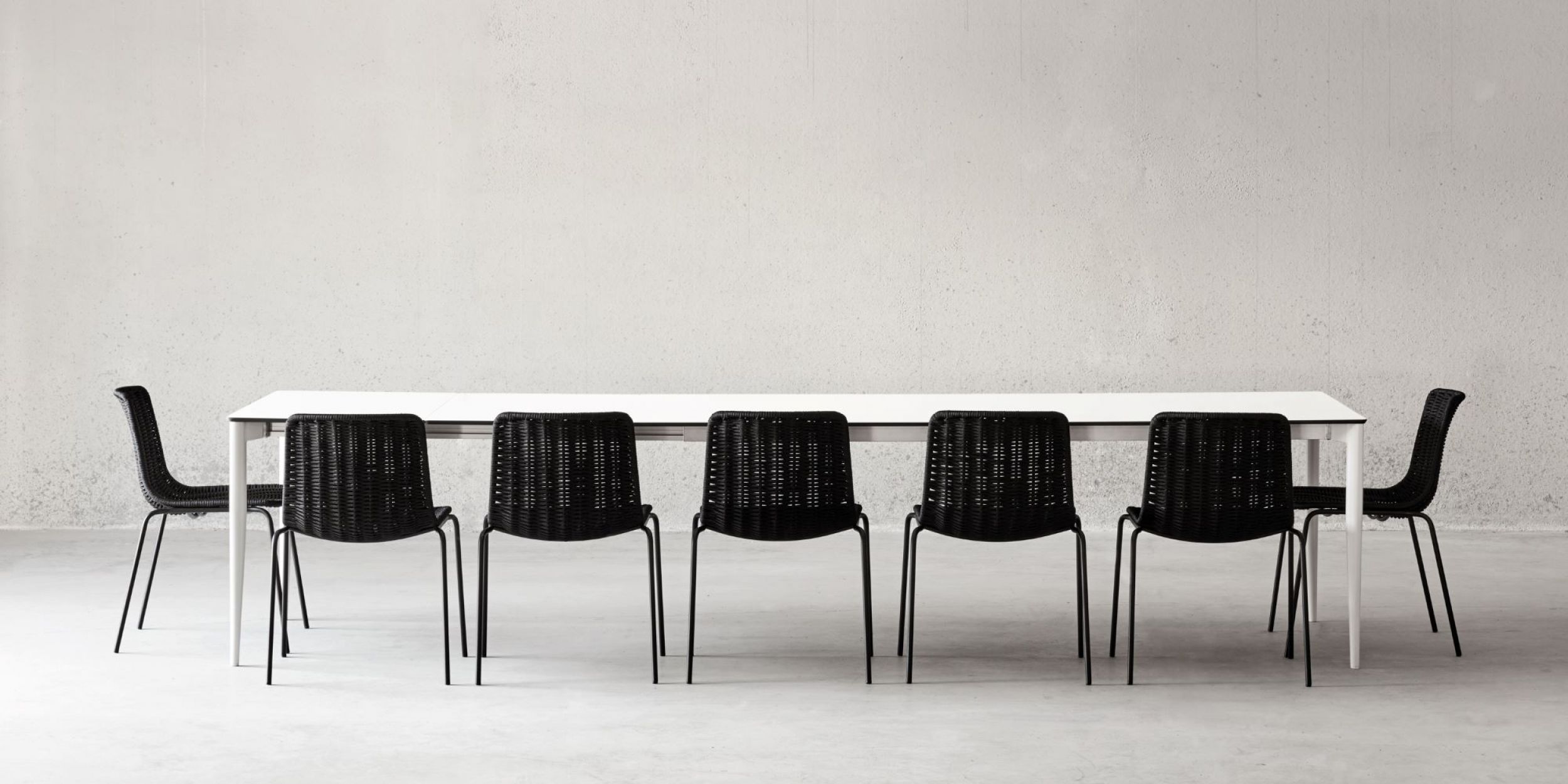 Table de repas design et fine en inox de la collection Nude par Expormim à Strasbourg