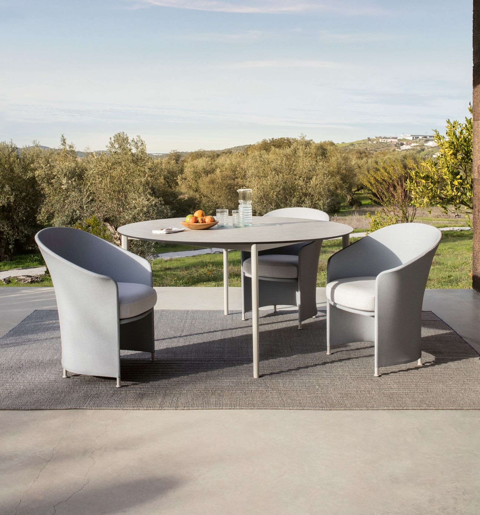 Table de repas ronde au design épuré de la collection Nude par Expormim à Cannes