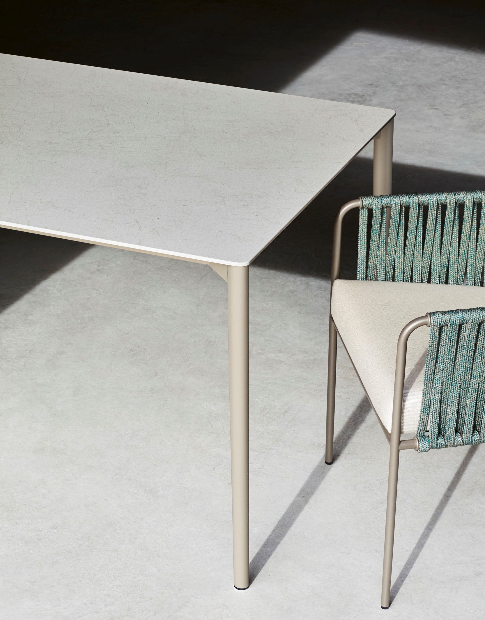 Zoom sur le pied de table en inox de la table de repas collection Nude par Expormim à Lyon