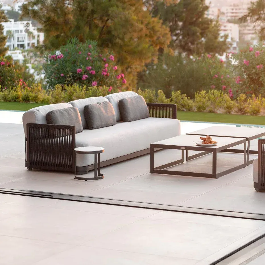 Structure en aluminium thermo laqué du salon de jardin collection Durbuy par JATI & KEBON à Lyon