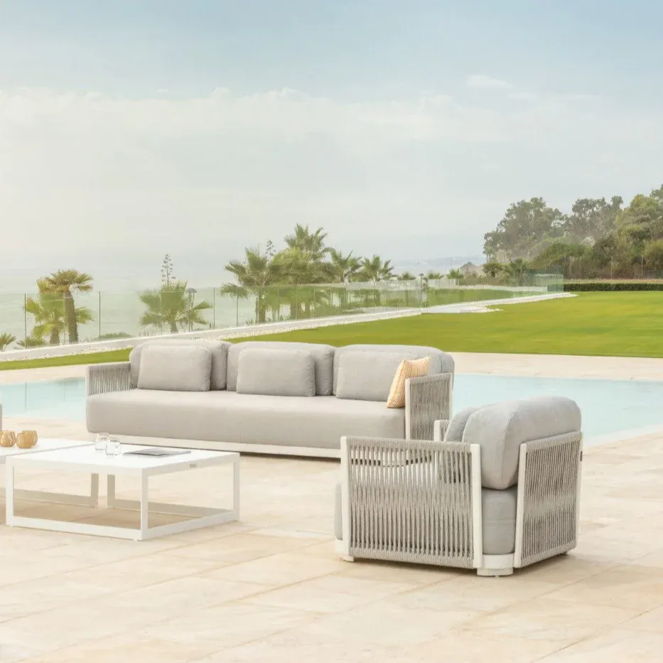 Canapé de jardin moderne et esthétique, collection Durbuy par JATI & KEBON à La Rochelle