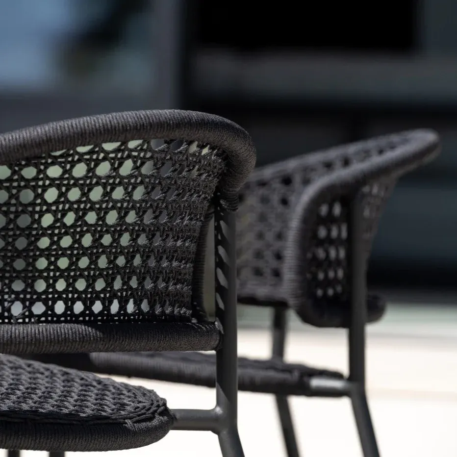 Zoom sur le dossier tressé en cordes d'extérieur, collection Butterfly par JATI & KEBON à Nice
