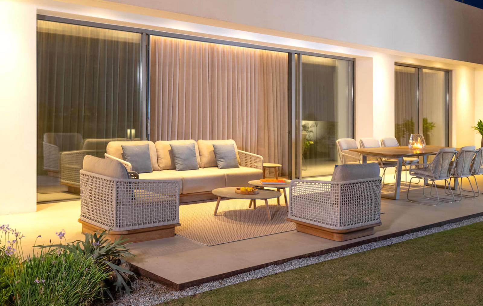 Salon de jardin avec dossier enveloppant en teck Acri par Jati&kebon