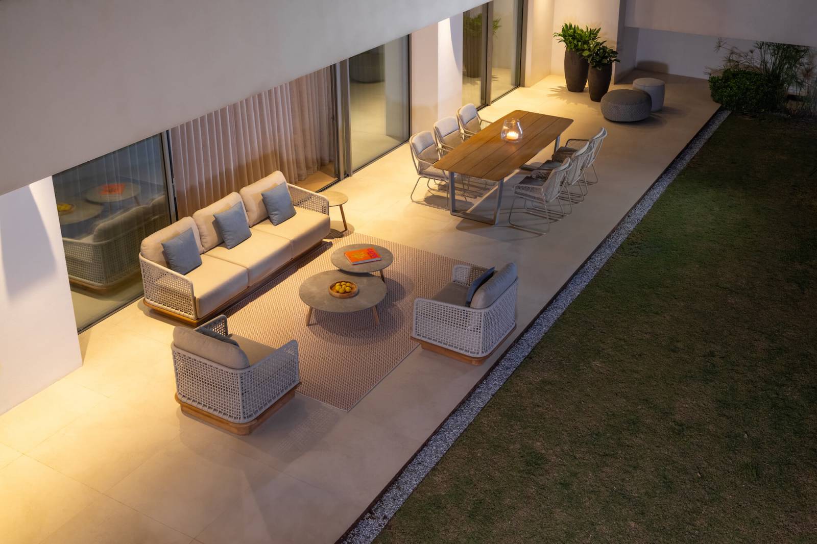 Salon de jardin avec dossier enveloppant en teck Acri par Jati&kebon