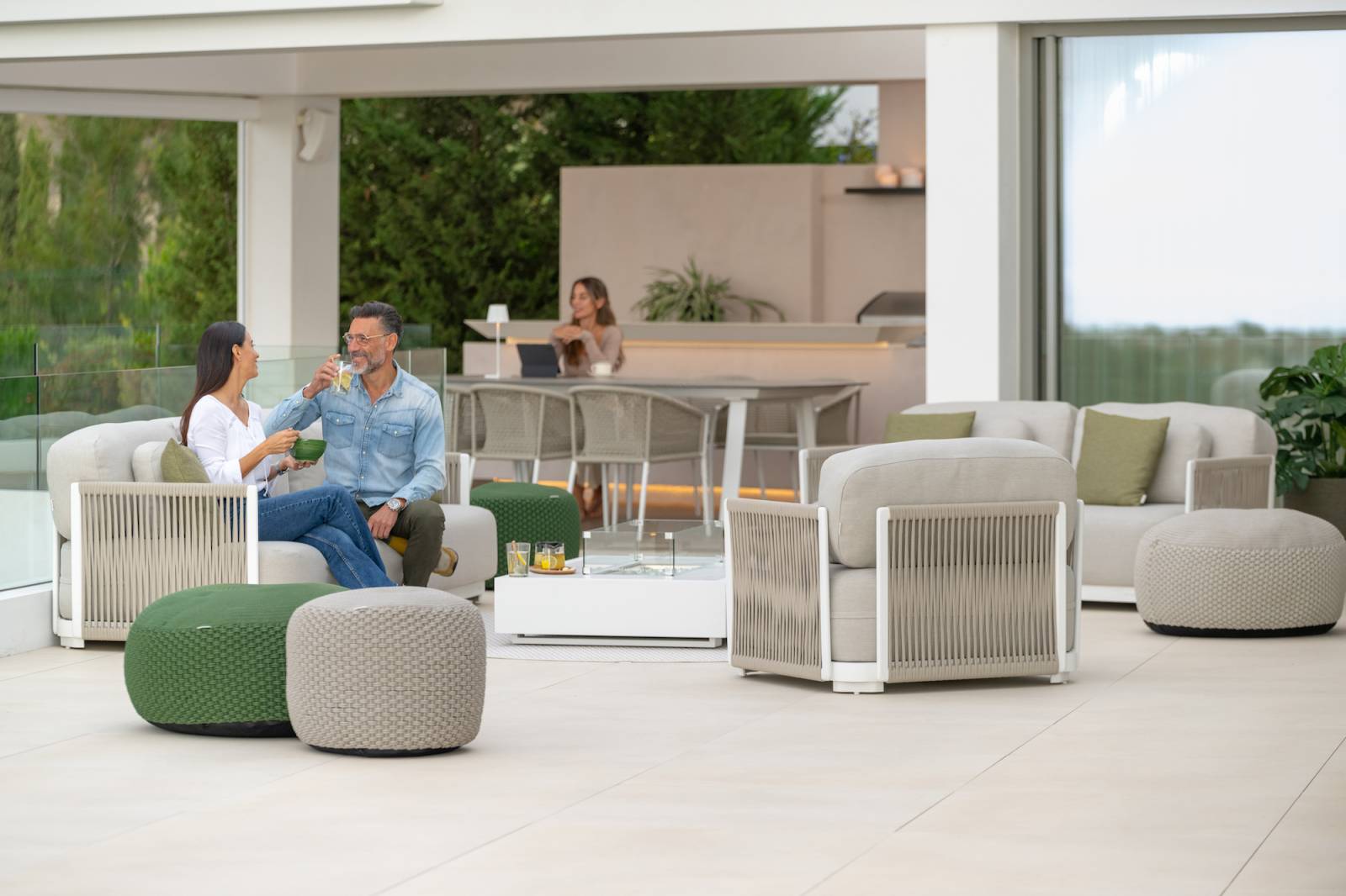 Canapé de jardin moderne et esthétique, collection Durbuy par JATI & KEBON à La Rochelle