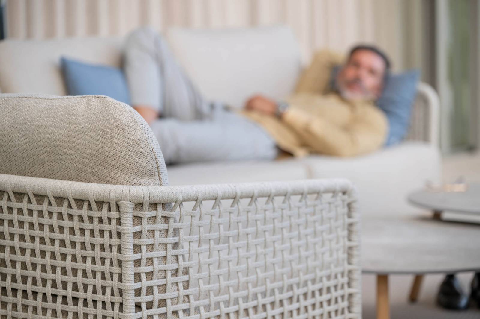 Salon de jardin avec dossier enveloppant en teck Acri par Jati&kebon