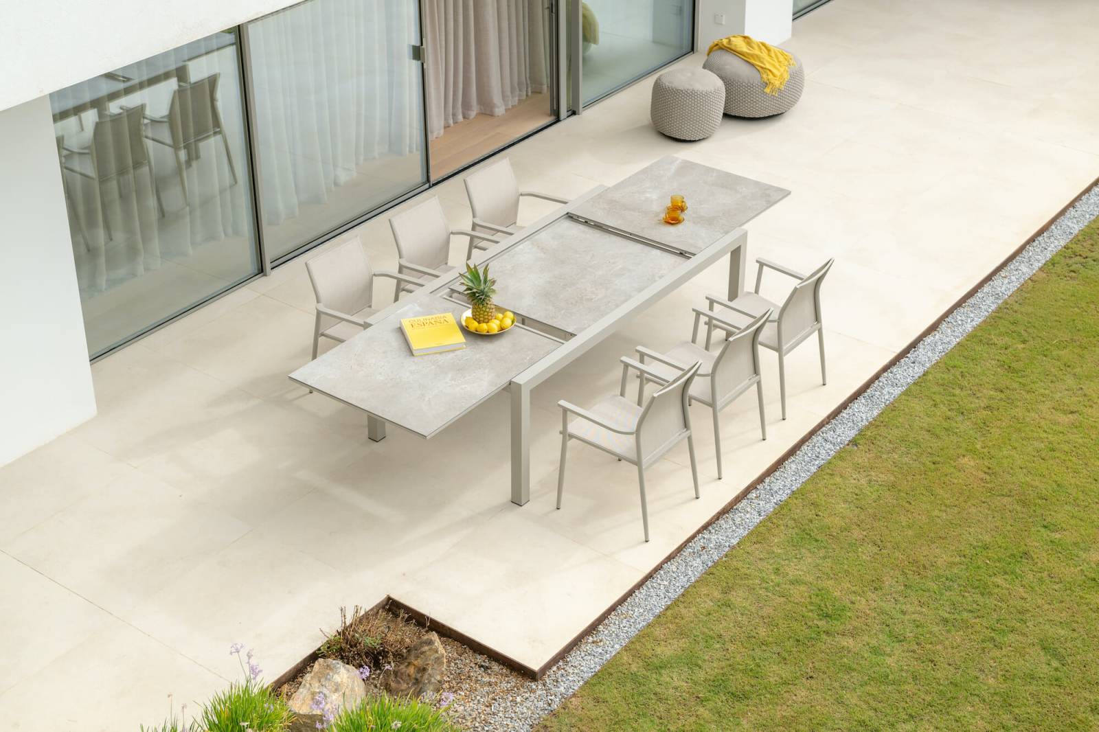 Grande table extensible plateau céramique et fauteuils confortables à Lyon