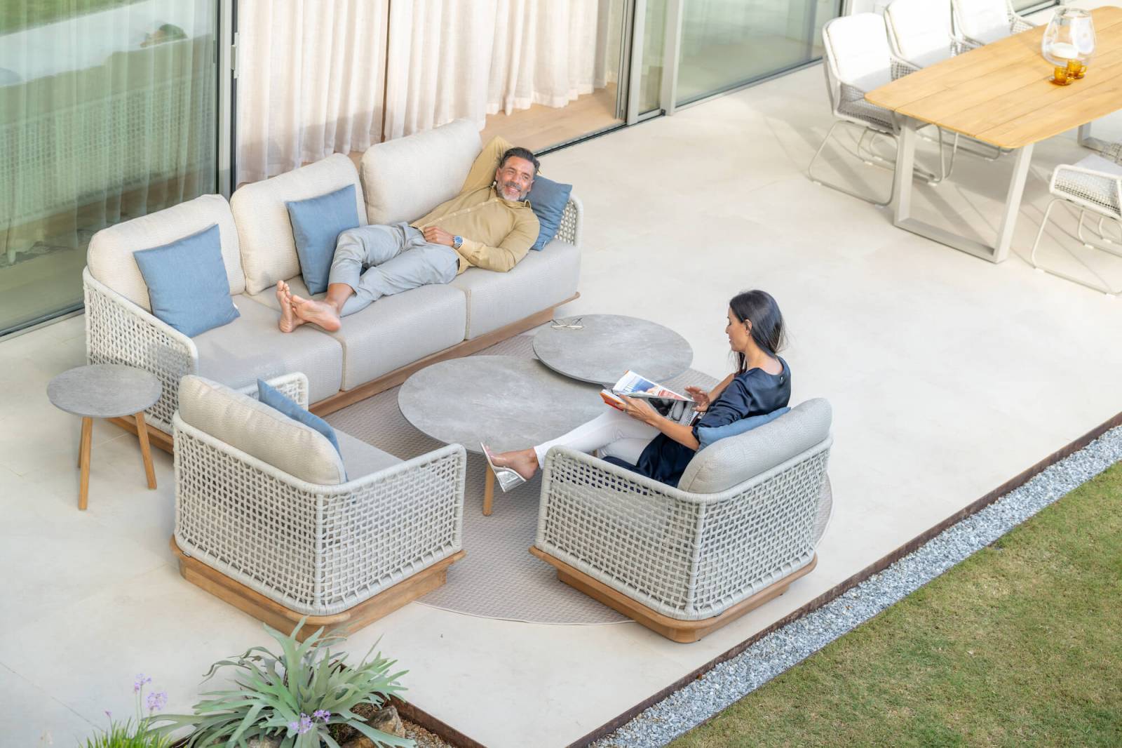 Salon de jardin avec dossier enveloppant en teck Acri par Jati&kebon