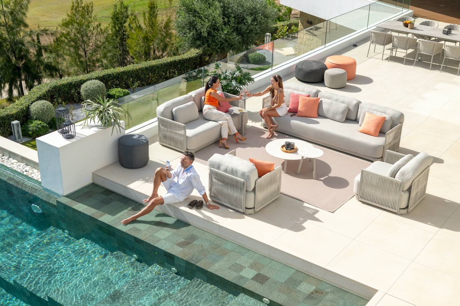 Coussin rembourré et confortable du salon de jardin Durbuy par JATI & KEBON à Cagnes-sur-Mer