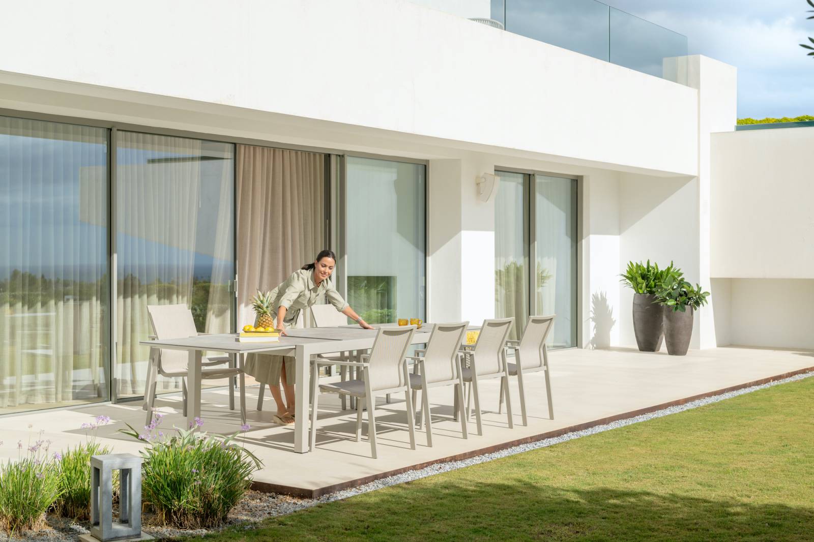 Table extensible en aluminium et céramique collection Livorno par Jati&Kebon à Nantes