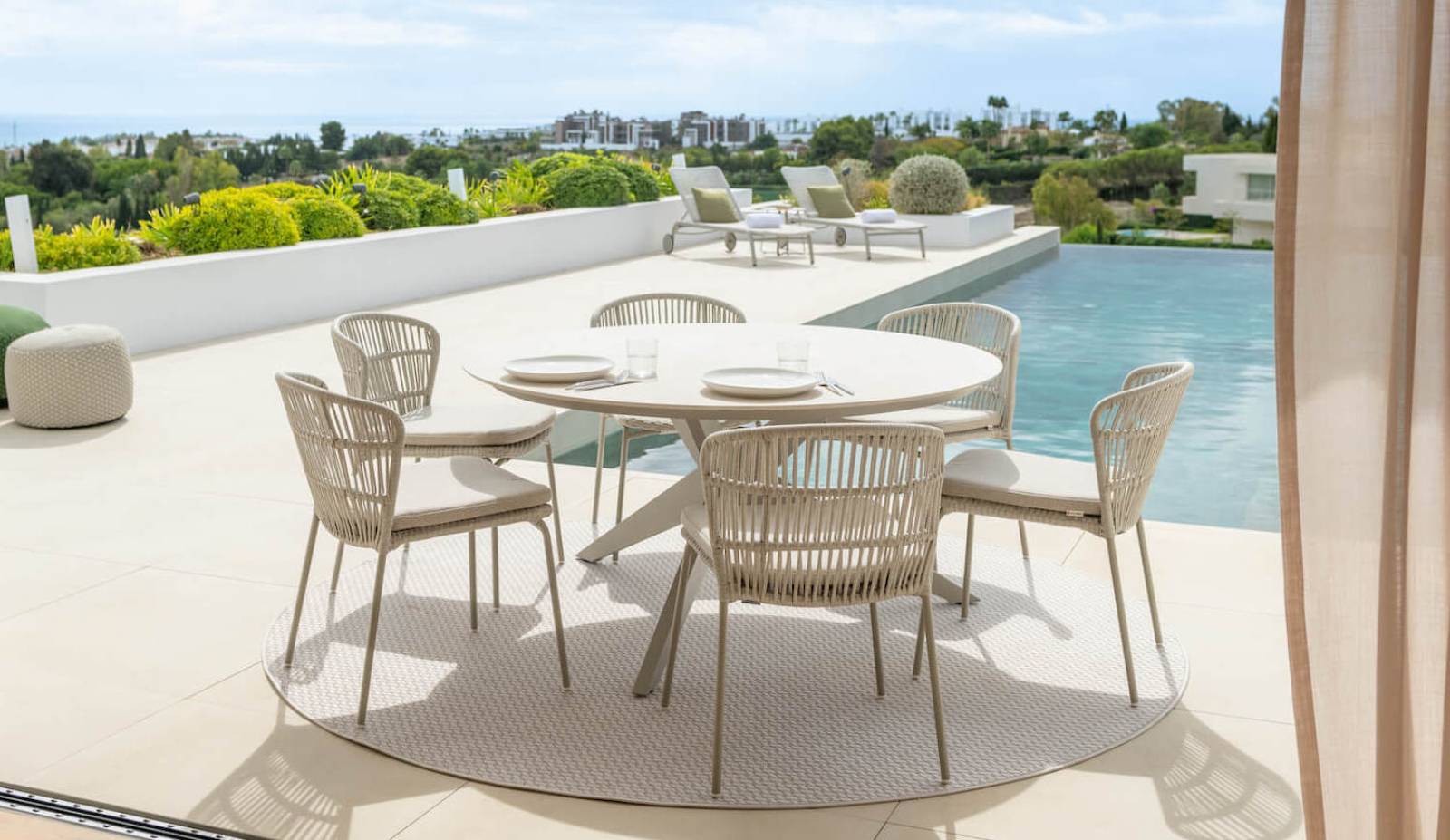 Ensemble de repas avec les chaises de repas Lima en beige à Antibes