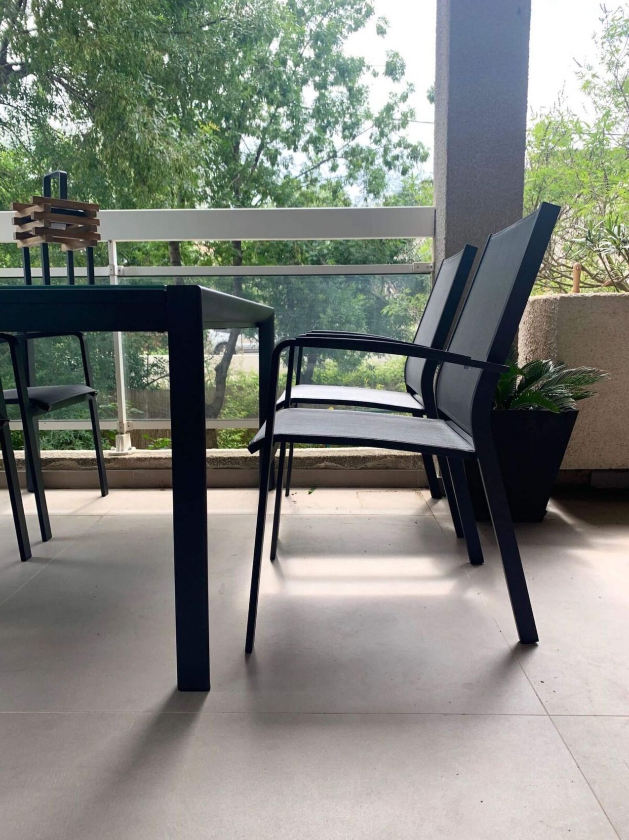 Table de jardin extensible en aluminium et plateau verre collection Themis à Lyon