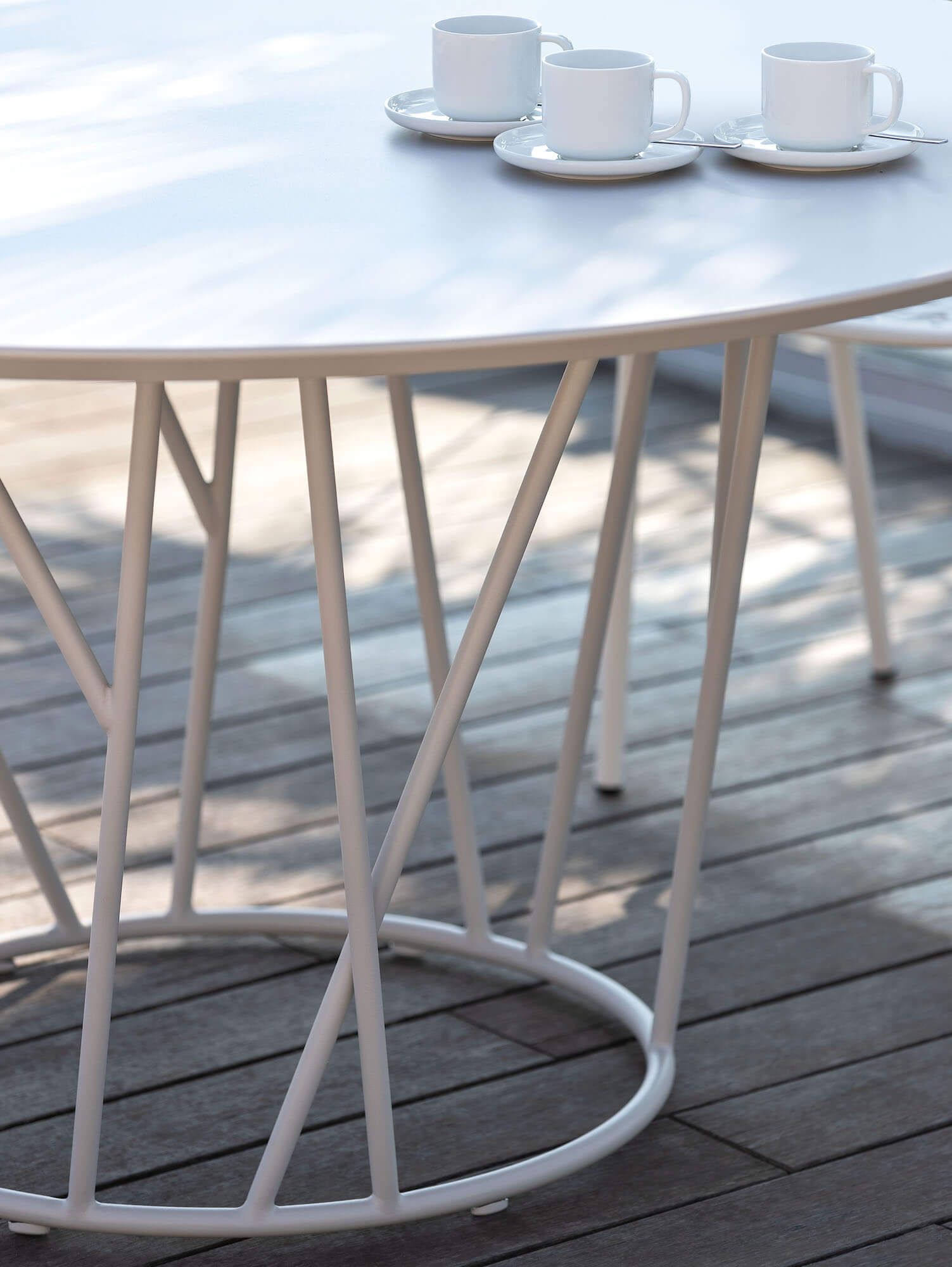 Zoom sur la table Wild en aluminium vernis à Aix