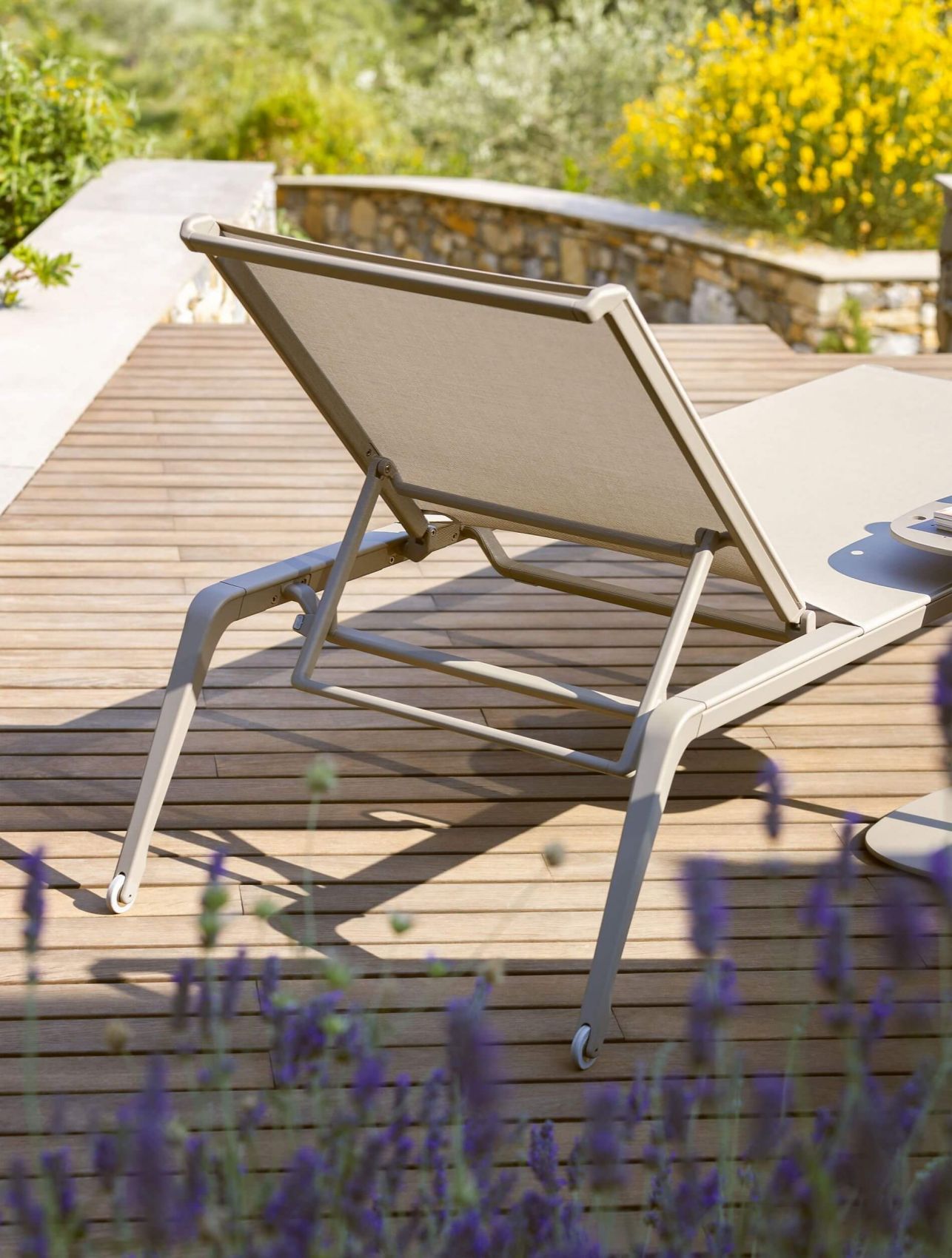 Bain de soleil en aluminium de la collection Ushuaia par Fast à Paris en Ile de France