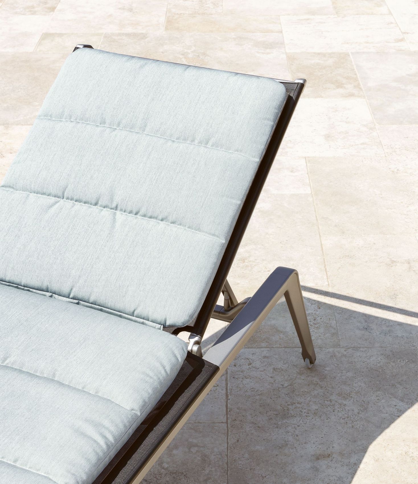 Bain de soleil en aluminium et matelas en tissu d'extérieur de la collection Ushuaia par Fast à Rennes