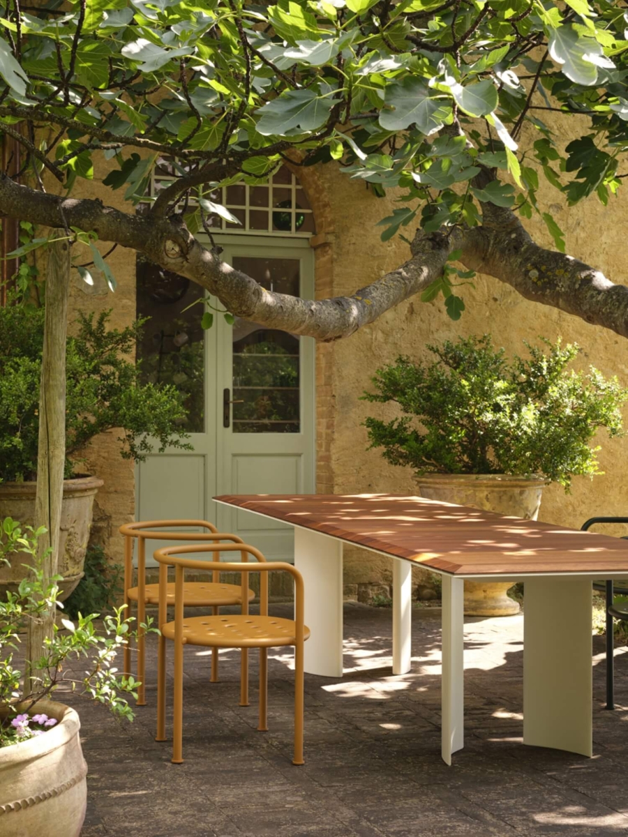 Table de repas au design contemporain et minimaliste, collection Naca par Fast