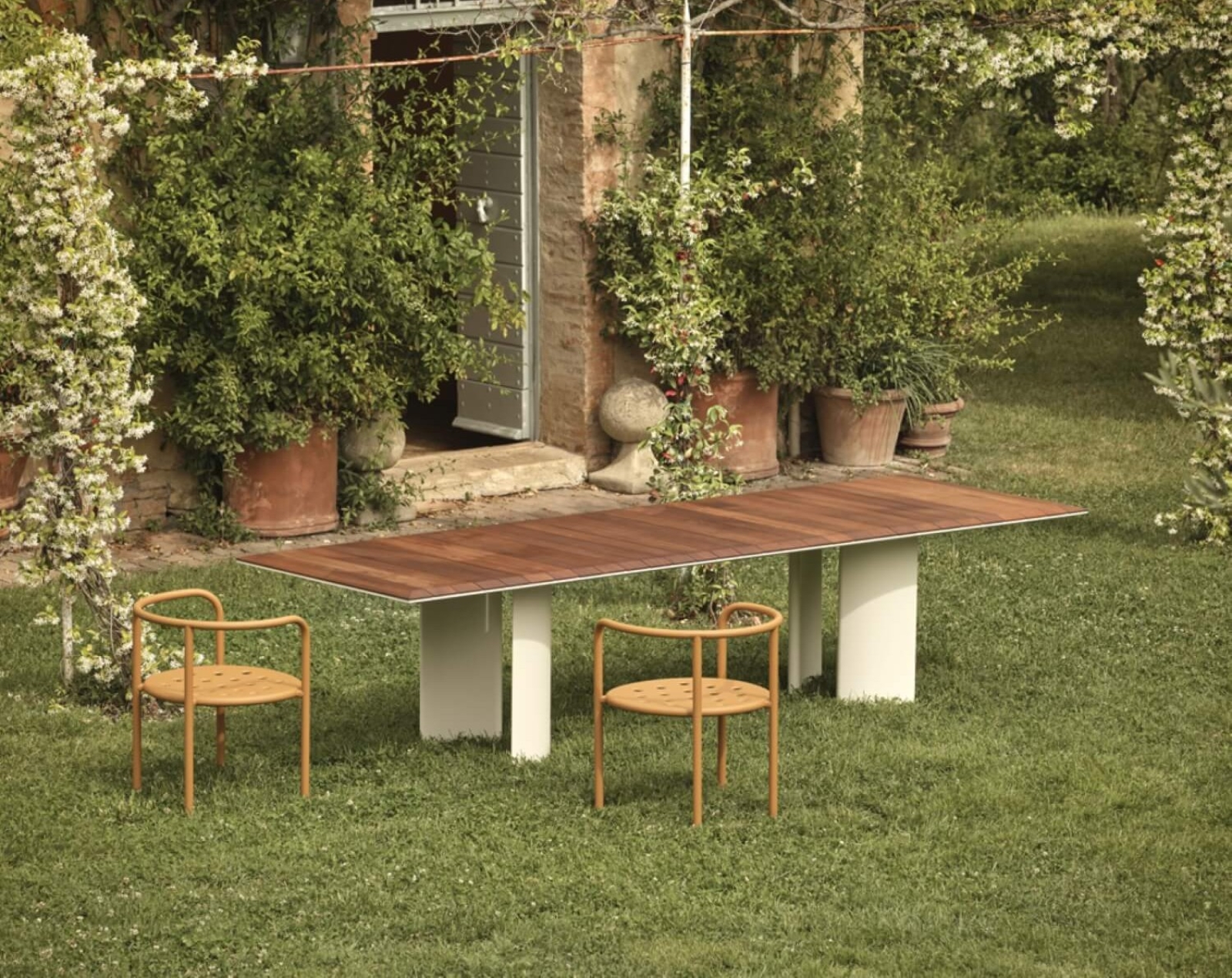 Table de repas au design contemporain et minimaliste, collection Naca par Fast