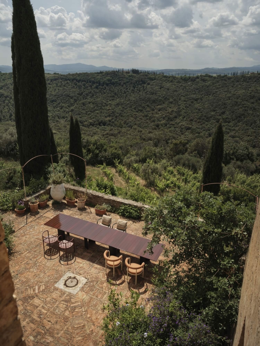 Table de repas au design contemporain et minimaliste, collection Naca par Fast
