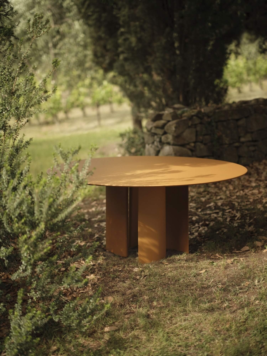 Table de repas au design contemporain et minimaliste, collection Naca par Fast