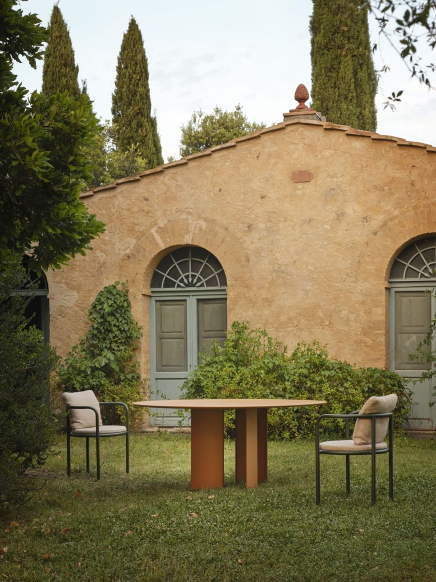 Table de repas au design contemporain et minimaliste, collection Naca par Fast