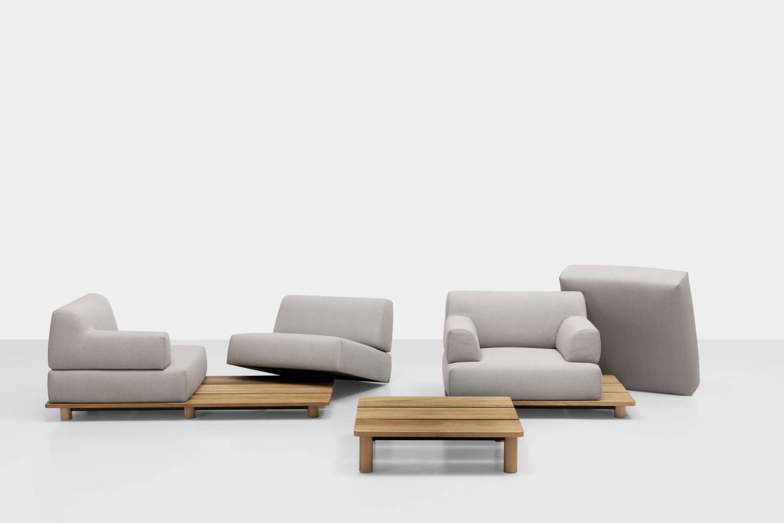 Possibilités de combinaisons  avec les différents modules Palco sur la plateforme en teck, par KRISTALIA