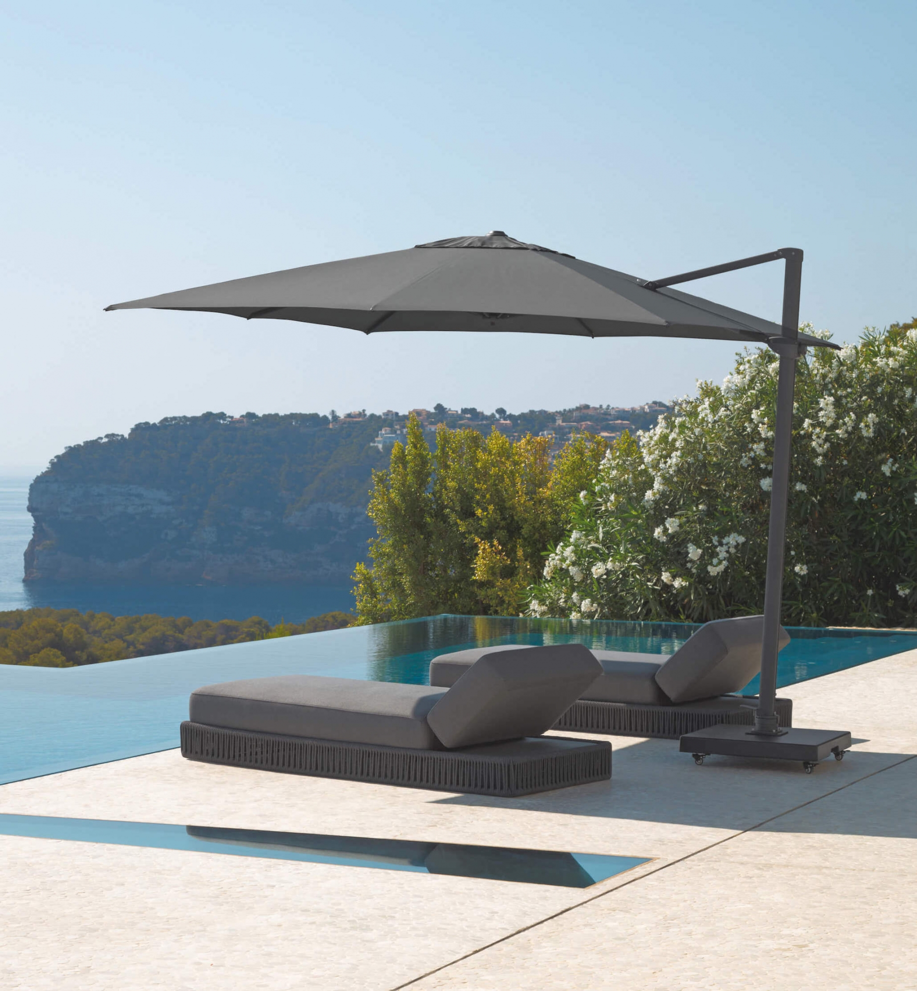 Parasol déporté 3x3 inclinable de qualité à Antibes