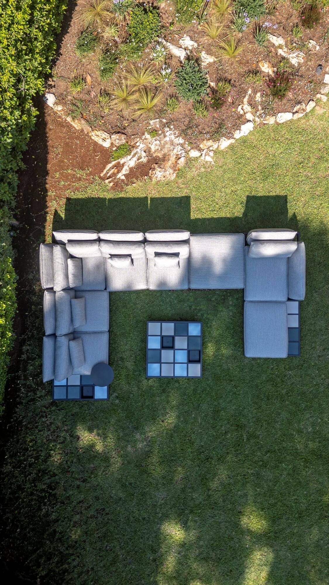 Salon de jardin design et confortable dans un jardin contemporain par Royal Botania au Cap d'Antibes