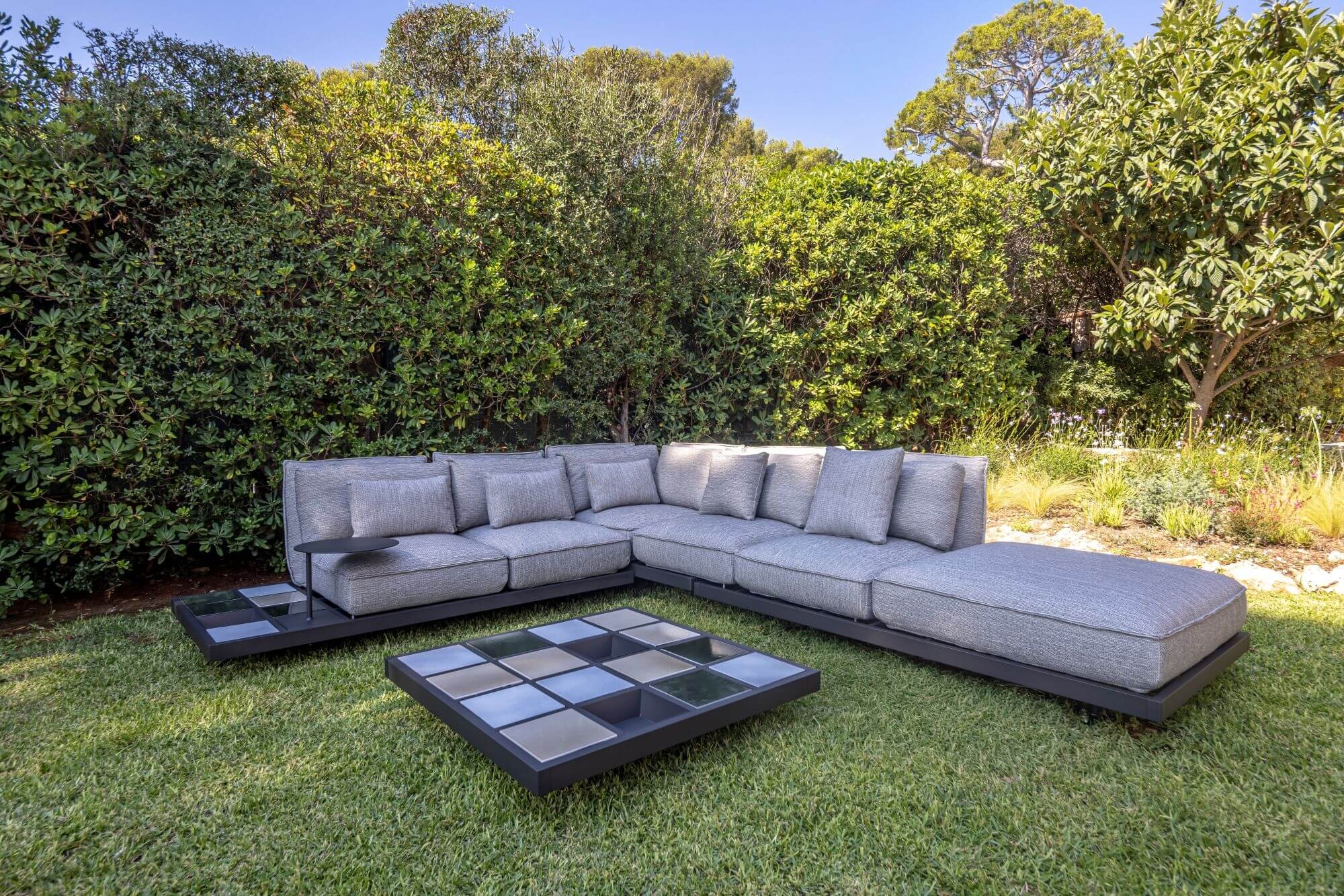 Lounge set modulable et élégant avec sa table design en aluminium thermolaqué pierre de lave émaillée au cap d'Antibes