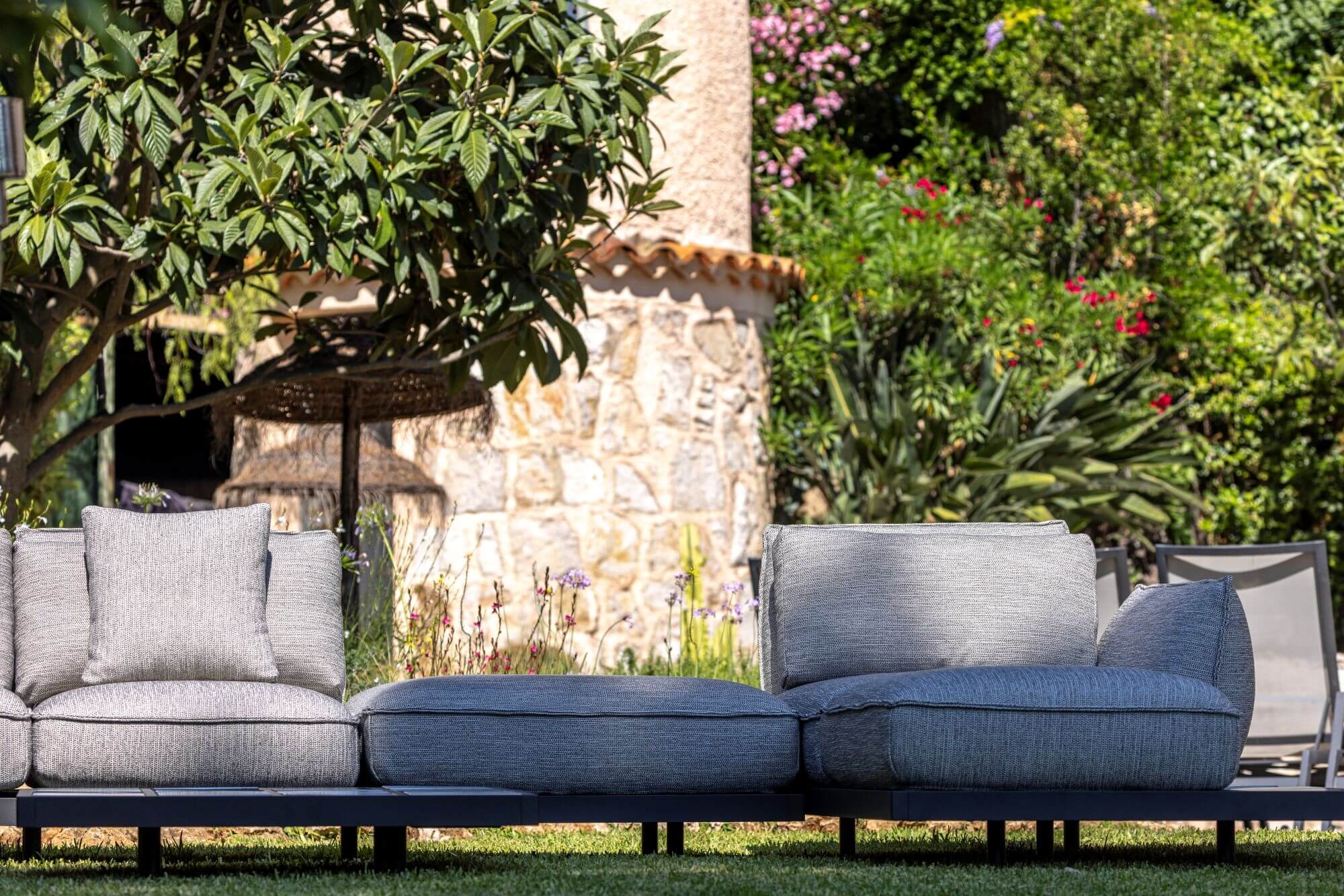 Salon de jardin avec son canapé modulable de la Collection Mozaix au Cap d'Antibes