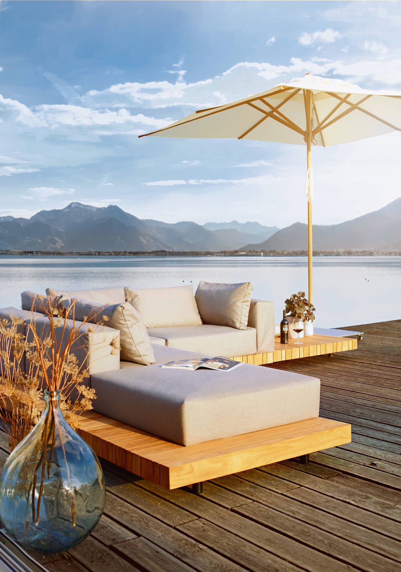 Salon de jardin personnalisable composé de teck massif au bord du lac à Genève