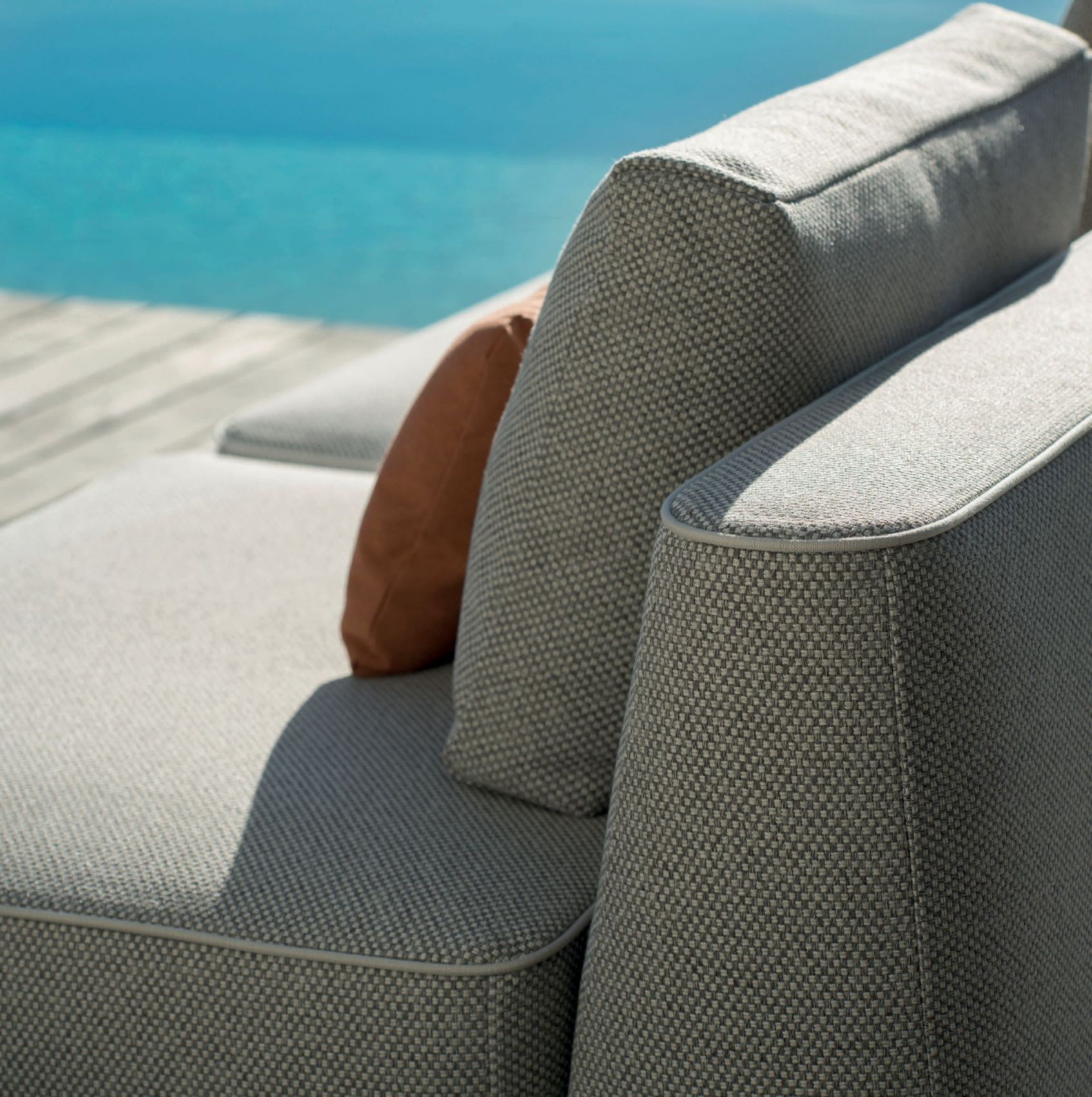 Zoom sur le salon de jardin design de la collection Plump par Expormim à Nice