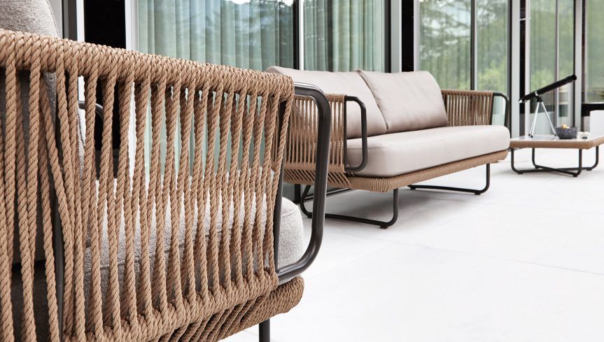 Canapé 2 places en structure aluminium verni et tressage en cordes de fibres synthétiques collection Babylon par Varaschin à Menton