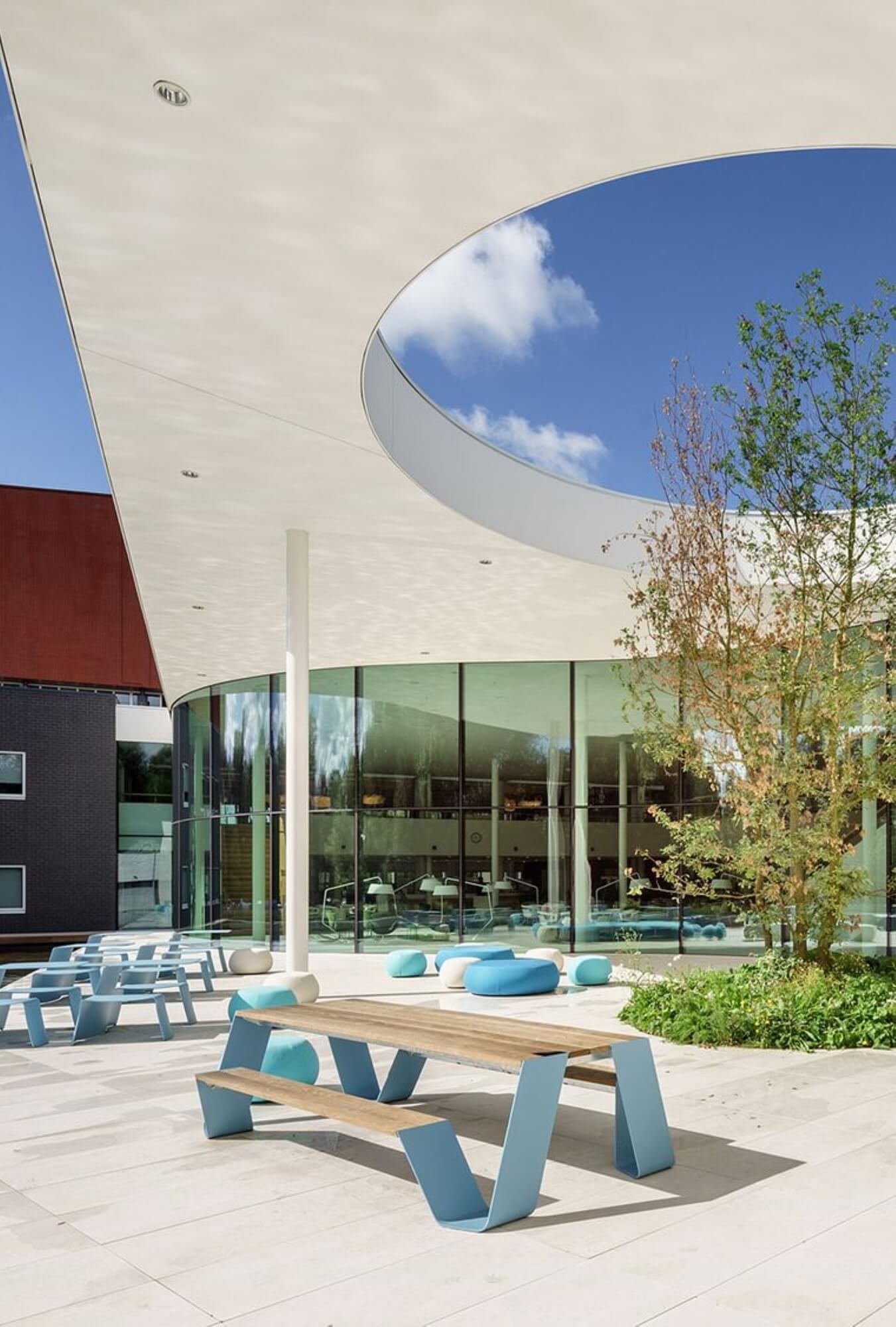 Table de repas design unique en aluminium thermolaqué et bois collection Hopper par Extremis