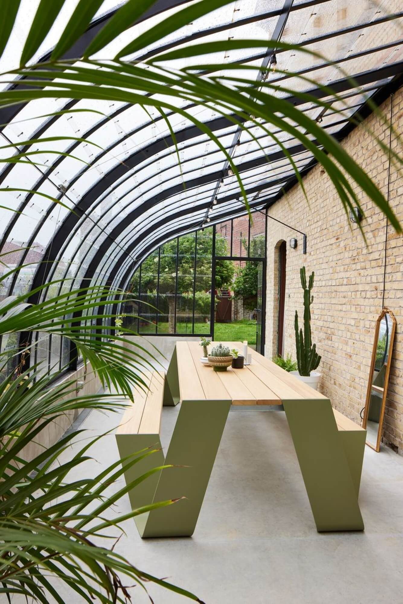 Table de repas design unique en aluminium thermolaqué et bois collection Hopper par Extremis