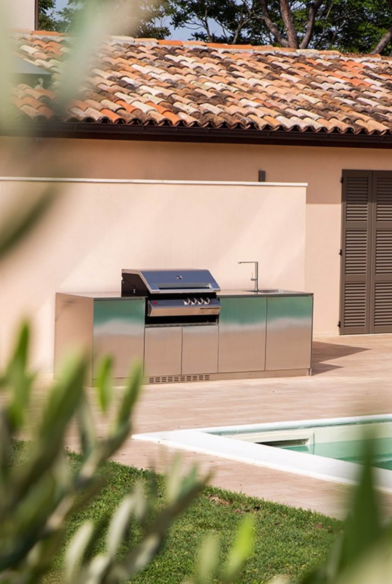 Cuisine extérieure haut de gamme sur-mesure, au design moderne et épuré, collection Maggiore