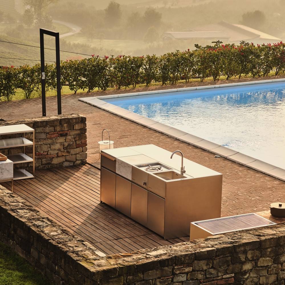 Cuisine d’extérieur design sur mesure, modulable et personnalisable, collection Kitchen island par ROSHULTS à Monaco 