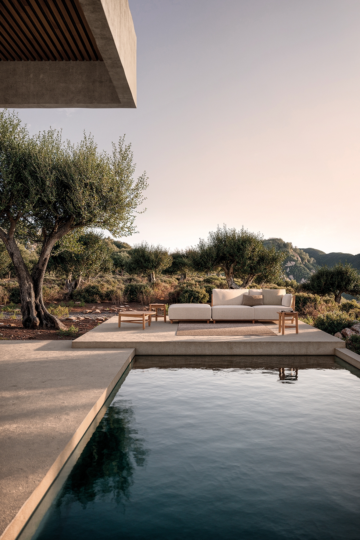 Salon de jardin confortable en teck avec assise épaisse et revêtement en osier tressé, collection Salina par Gloster