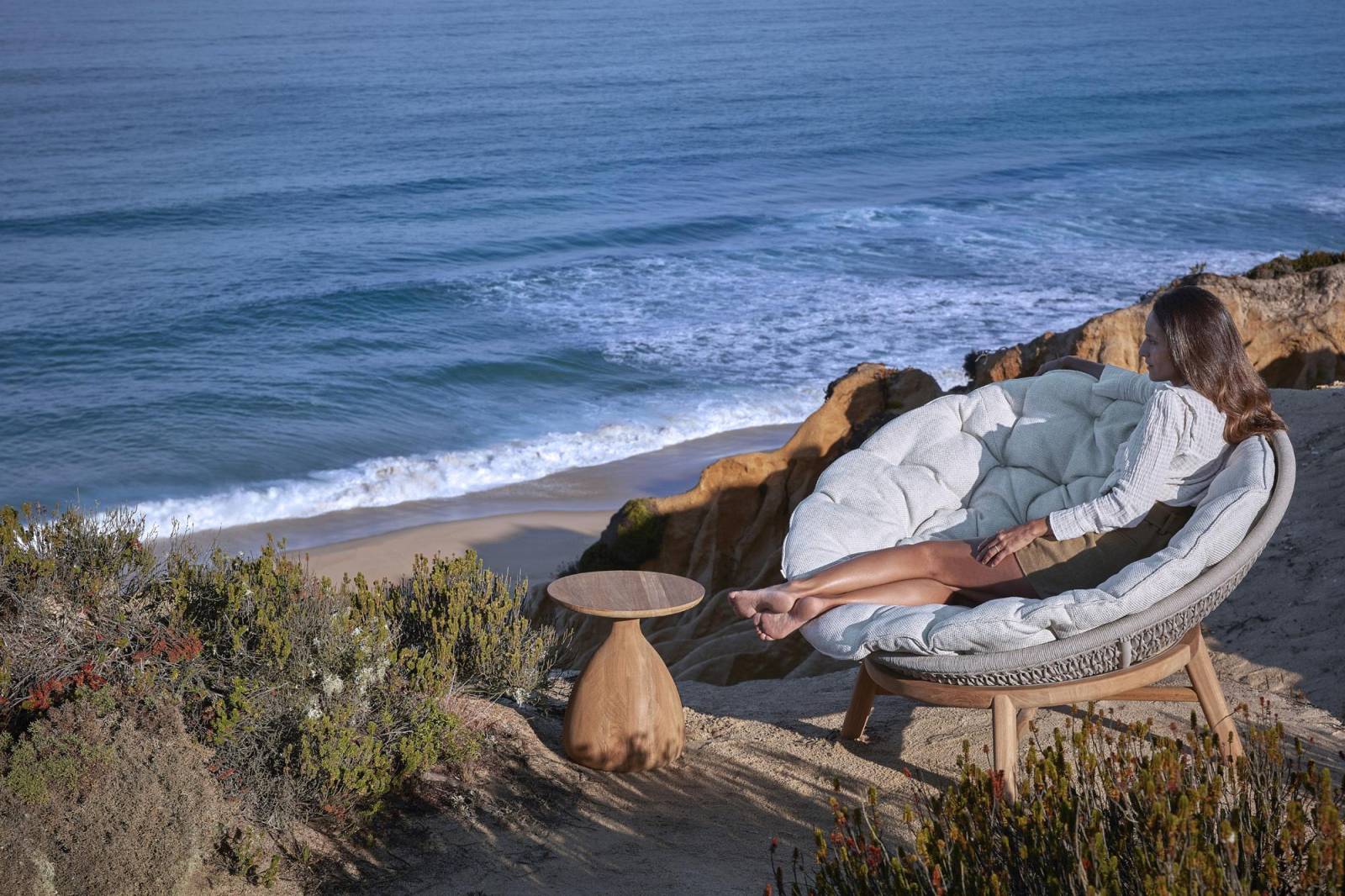 Fauteuil lounge confortable en teck, avec revêtement tressé en cordes, collection Sandua par MANUTTI à Cannes