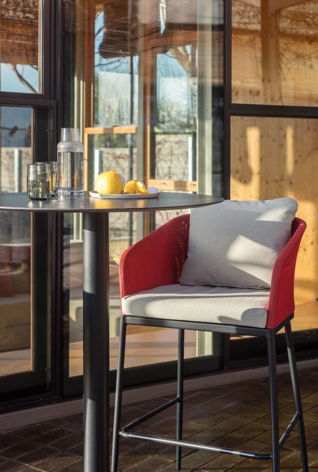 Tabouret avec accoudoirs et dossier arrondi de la collection Senso par Expormim à Nice