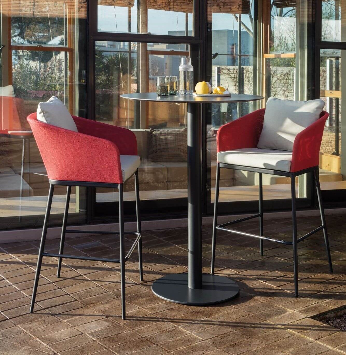 Tabouret confortable avec dossier arrondi revêtu en toile tissée de la collection Senso par Expormim à Toulouse