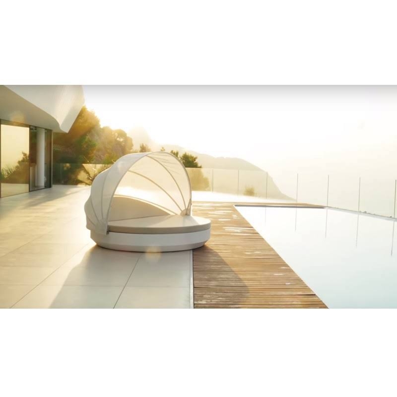 Daybed rond de la collection Vela par Vondom à Nice