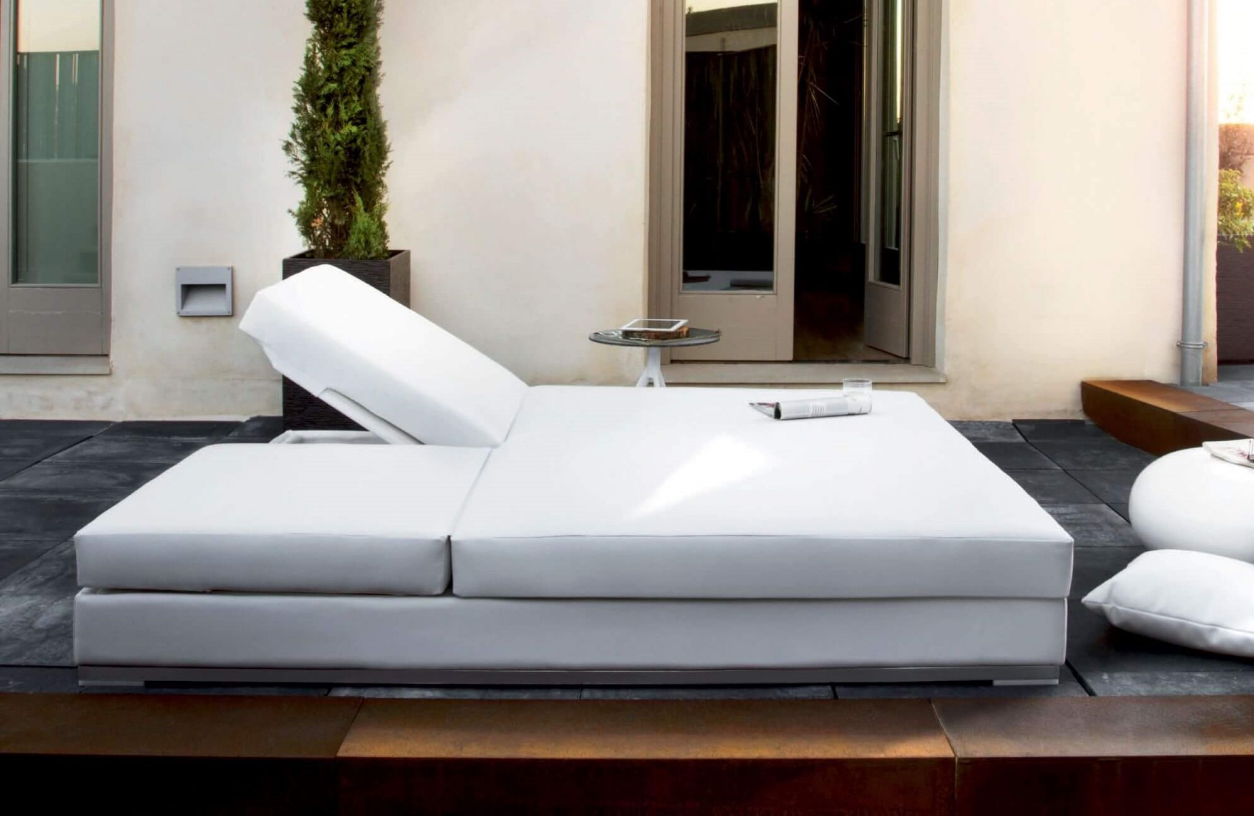 Daybed double avec dossier inclinable de la collection Slim par Expormim à Cannes