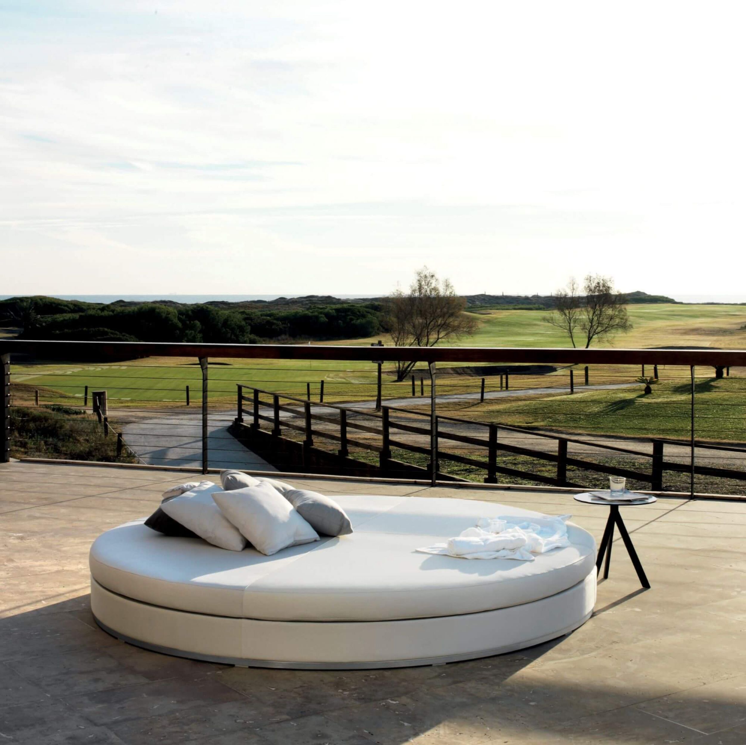 Daybed rond en toile tissée de la collection Slim par Expormim à Mandelieu