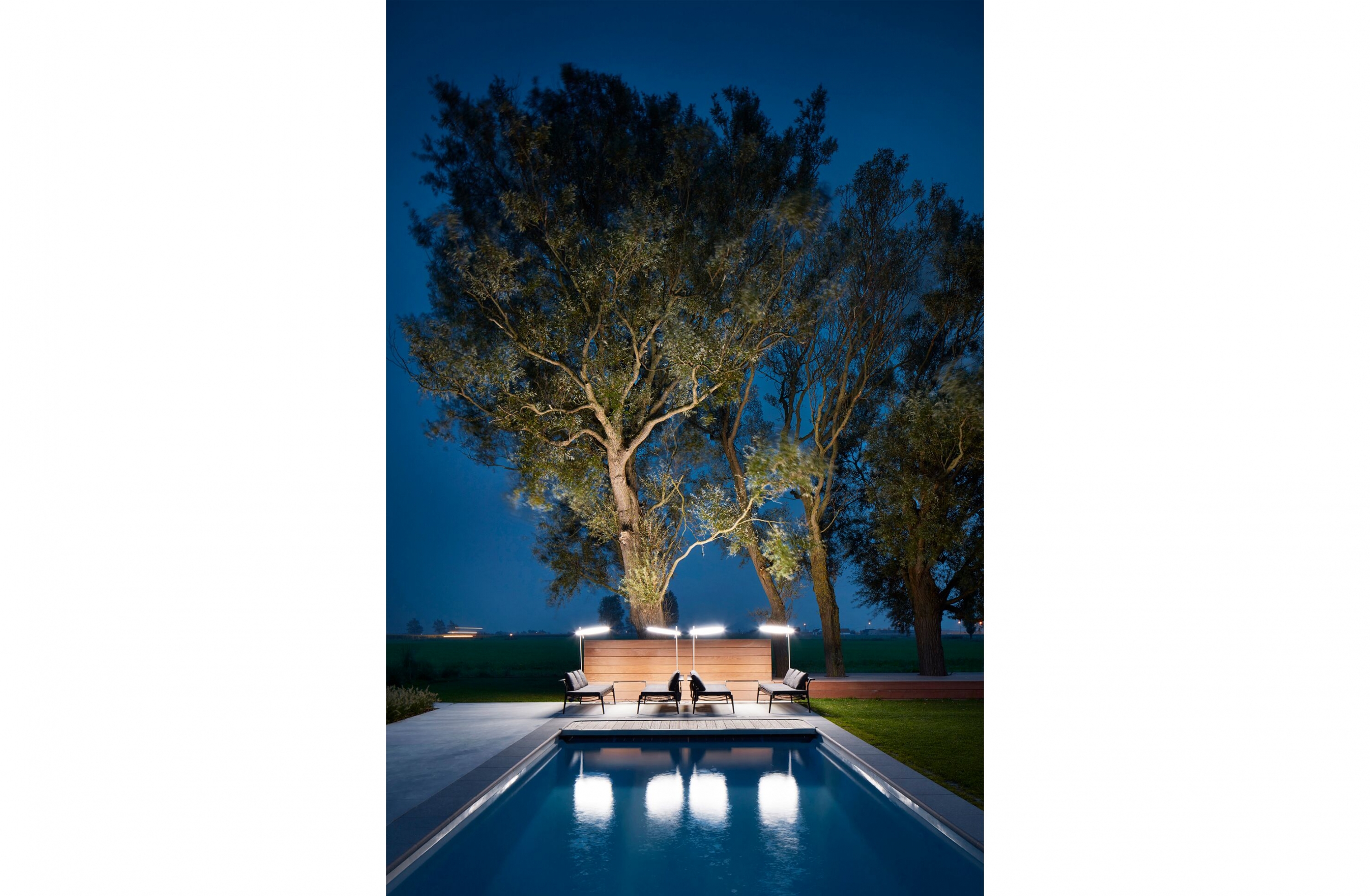 Canapé transformable en bain de soleil de la collection Sol + Luna par Extremis à Juan-les-pins