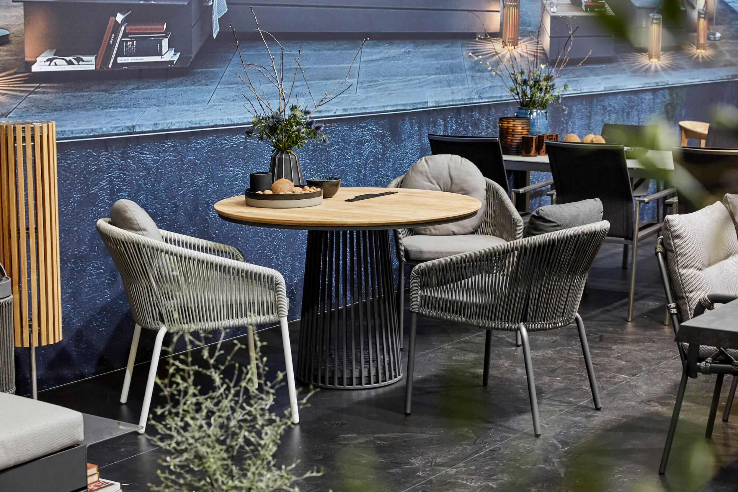 Table de repas design avec plateau en teck par Solpuri à Lyon