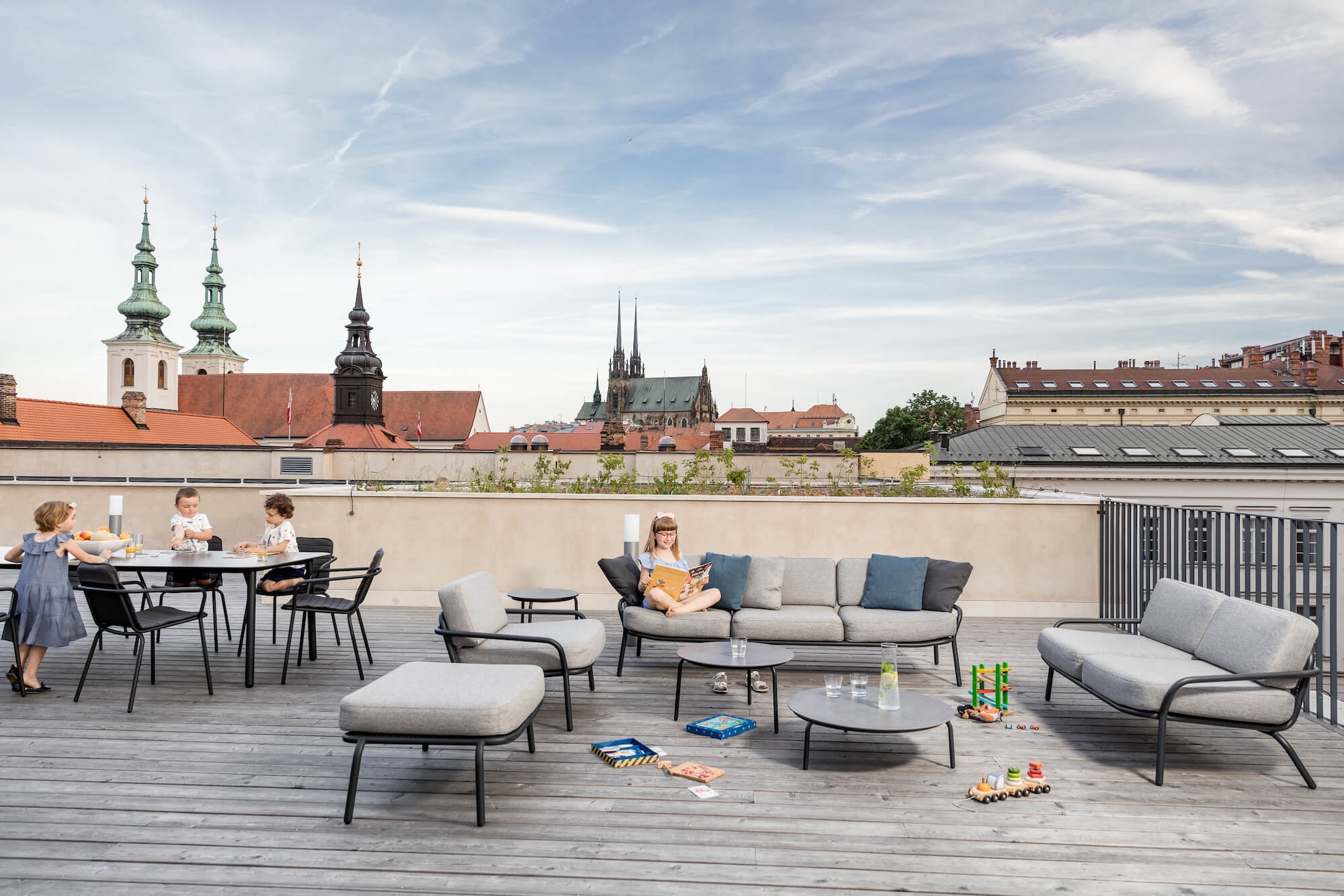 Salon de jardin design gris en inox 304 lacqué de la collection Starling par TOdus à Antibes