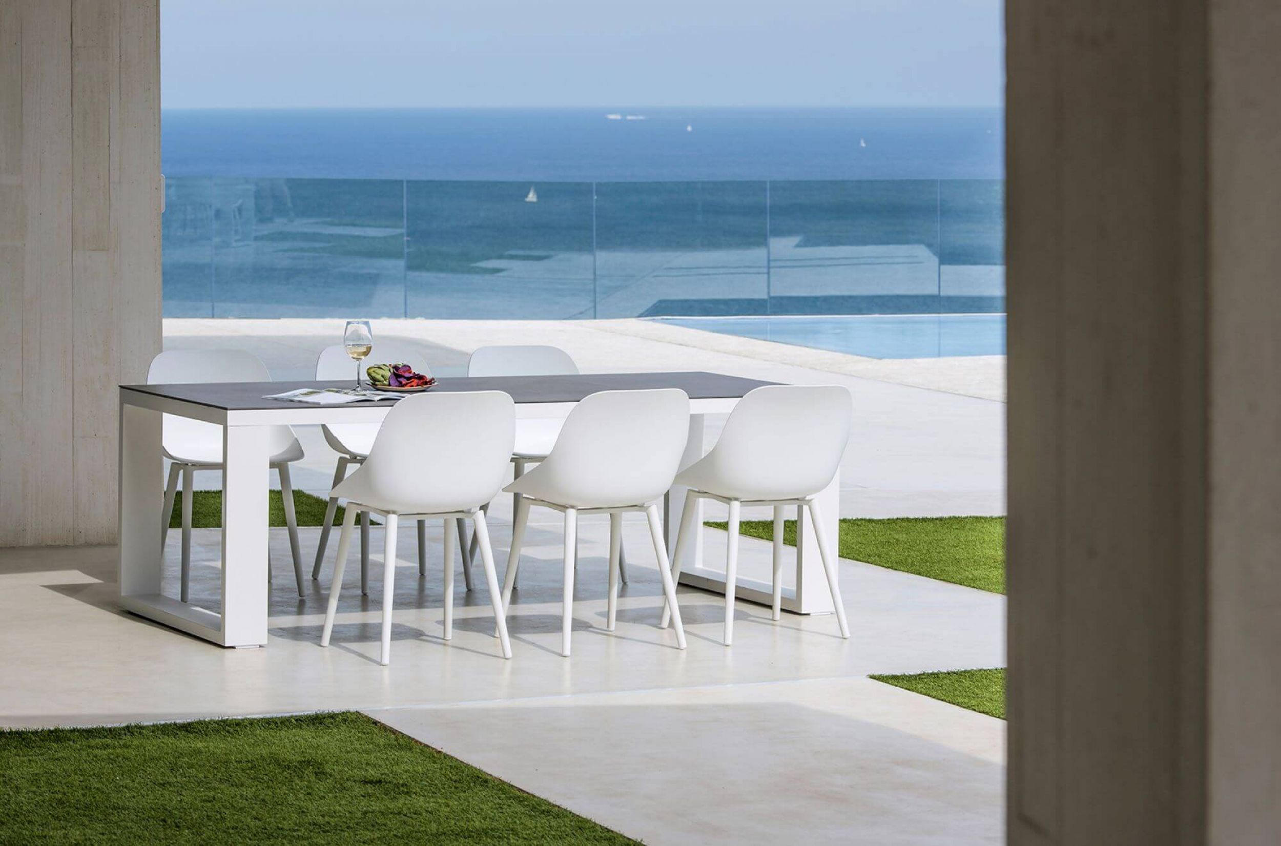 Table de repas collection Linate par Jati&Kebon à Nantes