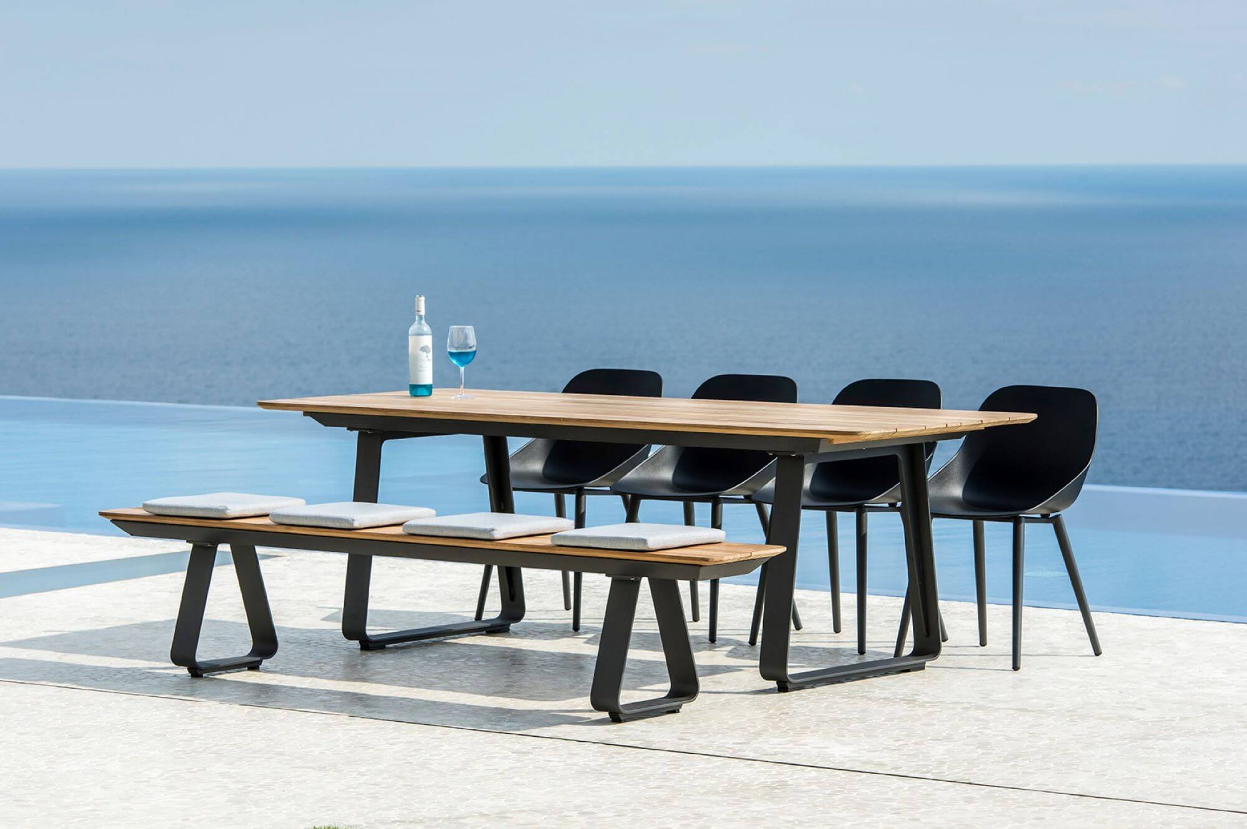 Table de repas en teck et aluminium collection Elko par Jati&Kebon