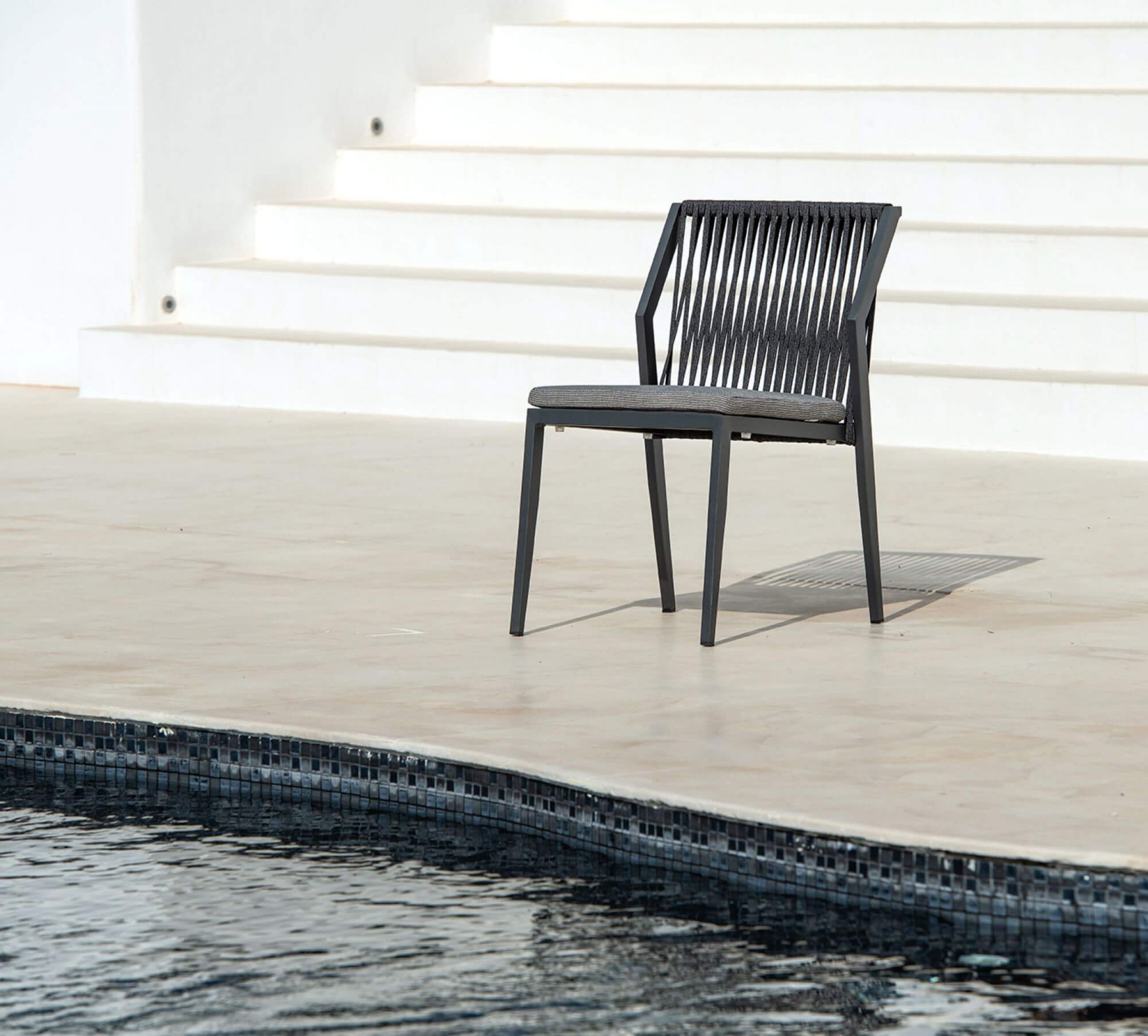 Chaise de repas en aluminium et cordes collection Ritz par Jati&Kebon à Monaco