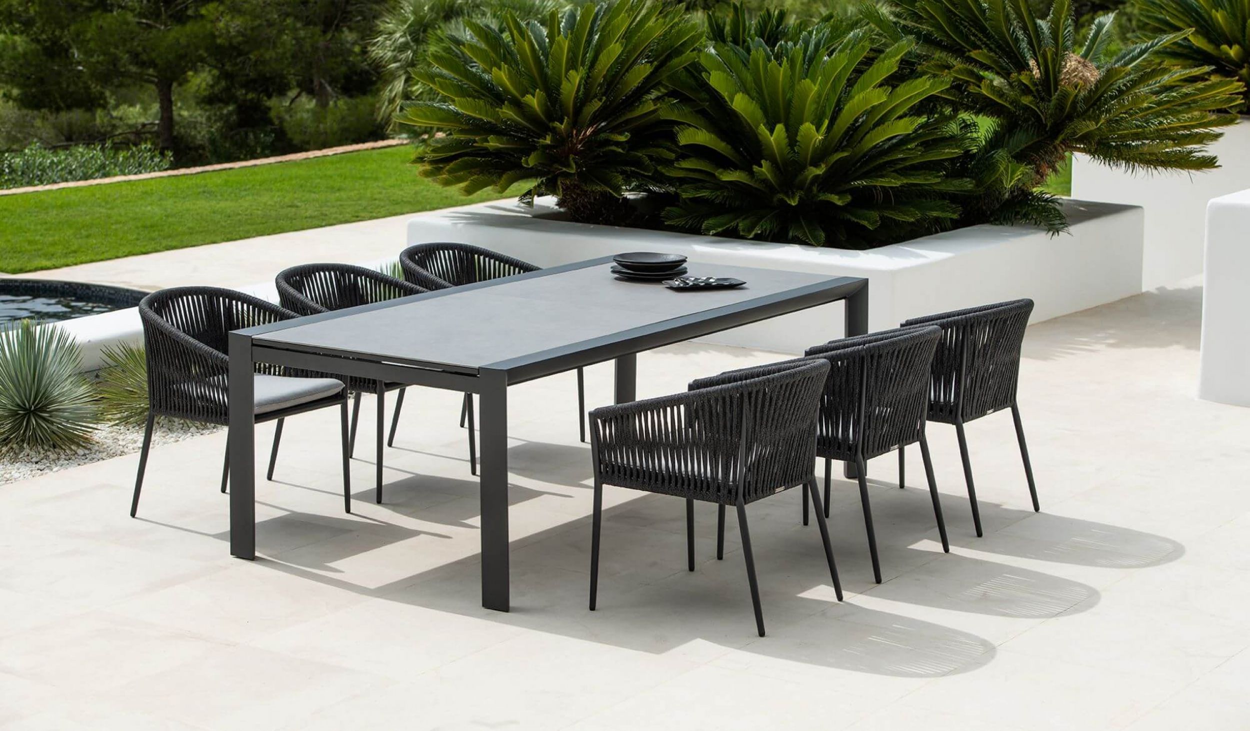 Fauteuil Fortuna Rope et table Livorno par Jati&Kebon à Cannes